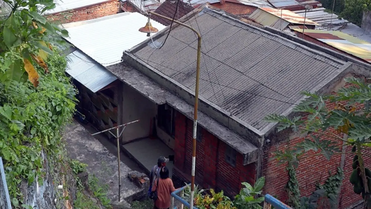 DI SEMPADAN SUNGAI: Kawasan permukiman warga di Kelurahan Kiduldalem, Kecamatan Klojen jadi salah satu contoh area rawan longsor. (Darmono/Radar Malang)
