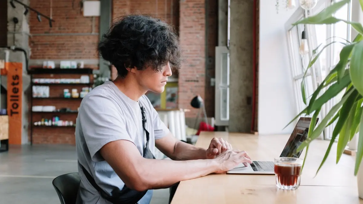 Ilustrasi seorang freelancer. (Sumber: Pexels)