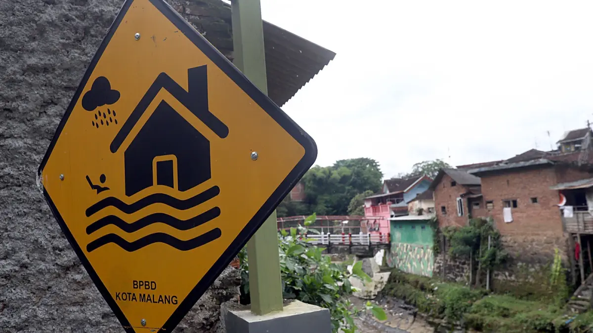 LANGKAH MITIGASI: Papan penanda area rawan bencana sudah dipasang BPBD Kota Malang di Kelurahan Polehan, Kecamatan Blimbing sejak beberapa waktu lalu. (Darmono/Radar Malang)