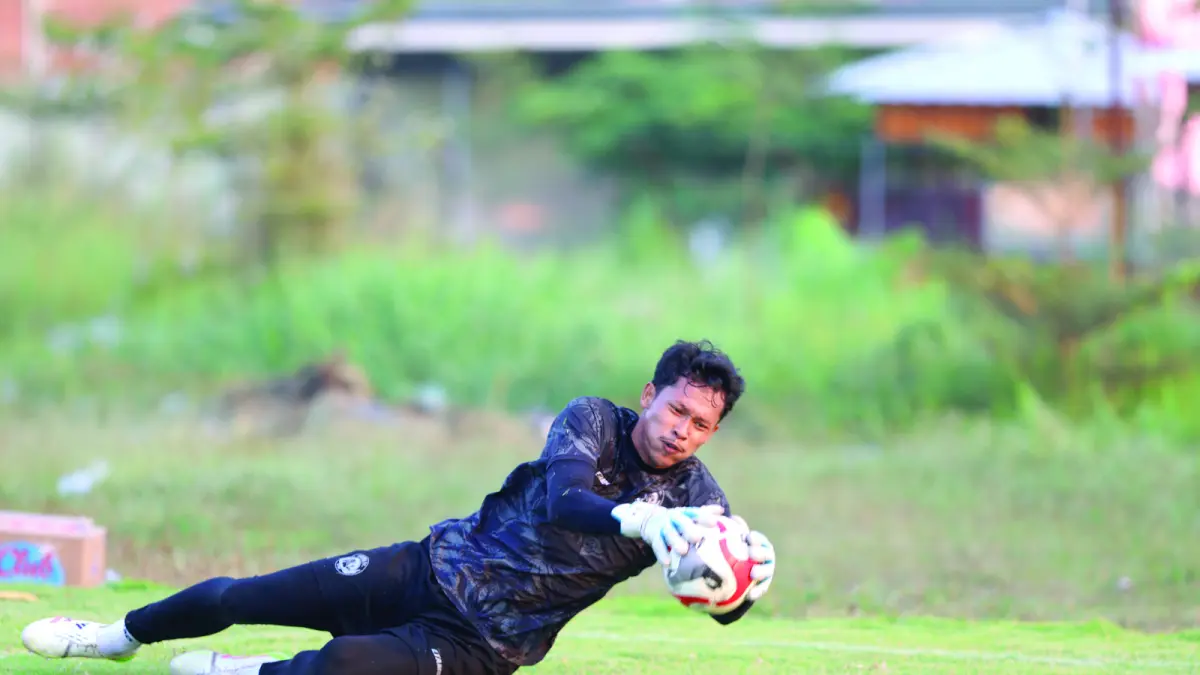 NYAMAN DI TIM: Syahrul Trisna menangkap bola dalam sesi latihan di Dreams Football Pitch, Pakis, beberapa waktu lalu. Foto: Darmono/Radar Malang