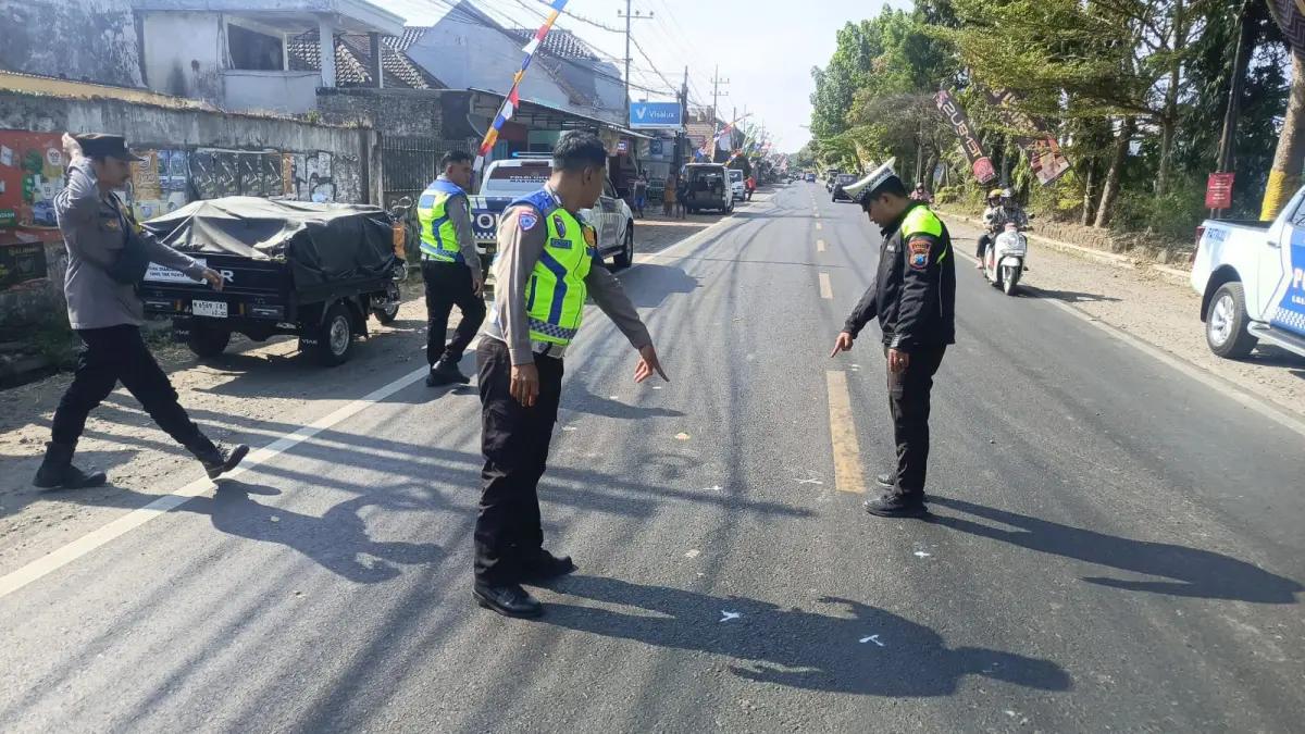 Polisi melakukan olah TKP kecelakaan di Jalan Raya Dusun Binangun, Desa Genengan, Kecamatan Pakisaji, Kabupaten Malang, Jumat (10/7). (Dokumen Satlantas Polres Malang)