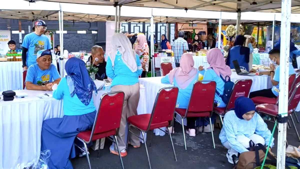 SADAR KESEHATAN: Sejumlah warga Malang memanfaatkan layanan cek kesehatan gratis yang digelar Dinkes Kota Malang.