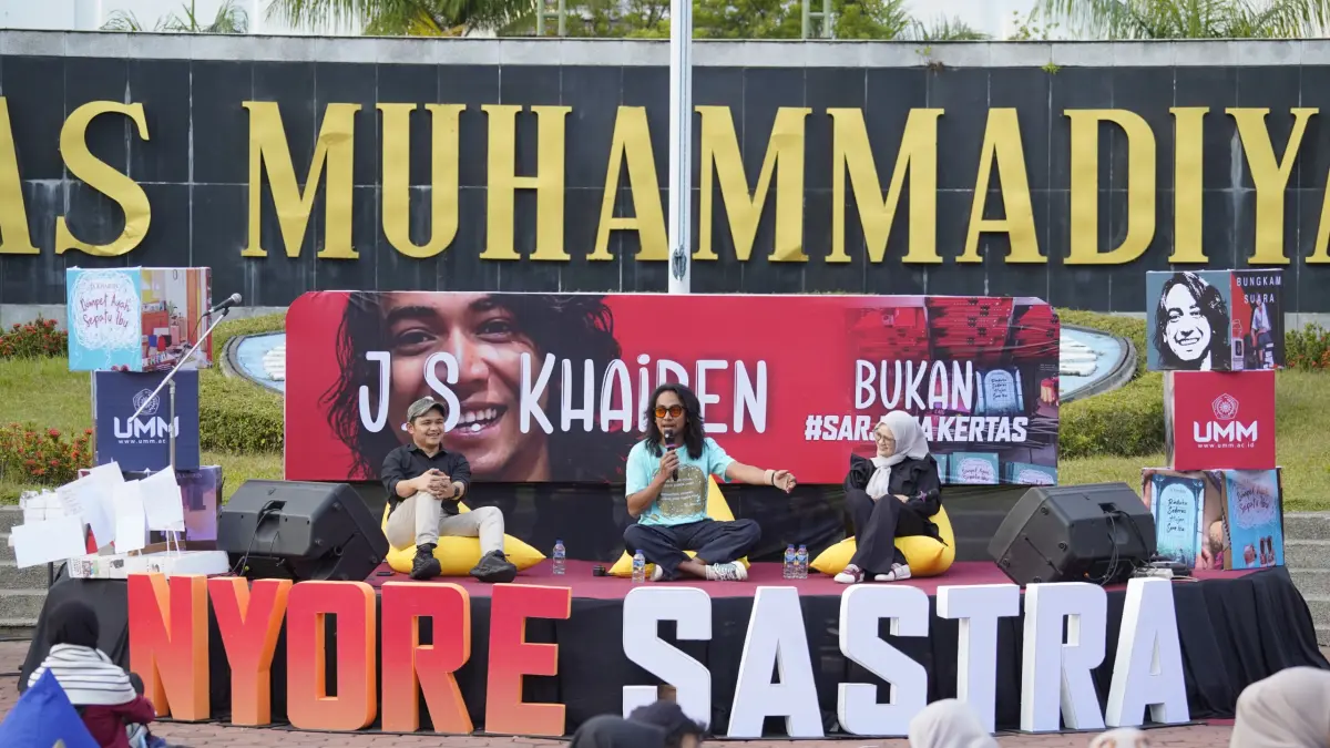 SEMARAK: UMM menghadirkan penulis novel fenomenal Kami (Bukan) Sarjana Kertas, J.S. Khairen dalam acara Nyore Sastra&nbsp; area Helipad UMM, Kamis (9/7).&nbsp;
