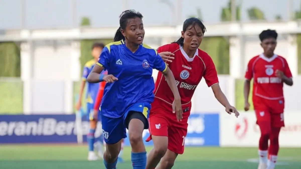 BELUM BERUNTUNG: Penyerang Arema FC Women Merisya Ika Hendrawan (kiri) berusaha lepas dari penjagaan penggawa Putri Garut dalam laga babak semifinal Hydroplus Soccer League All-Stars 2025/2026, kemarin.