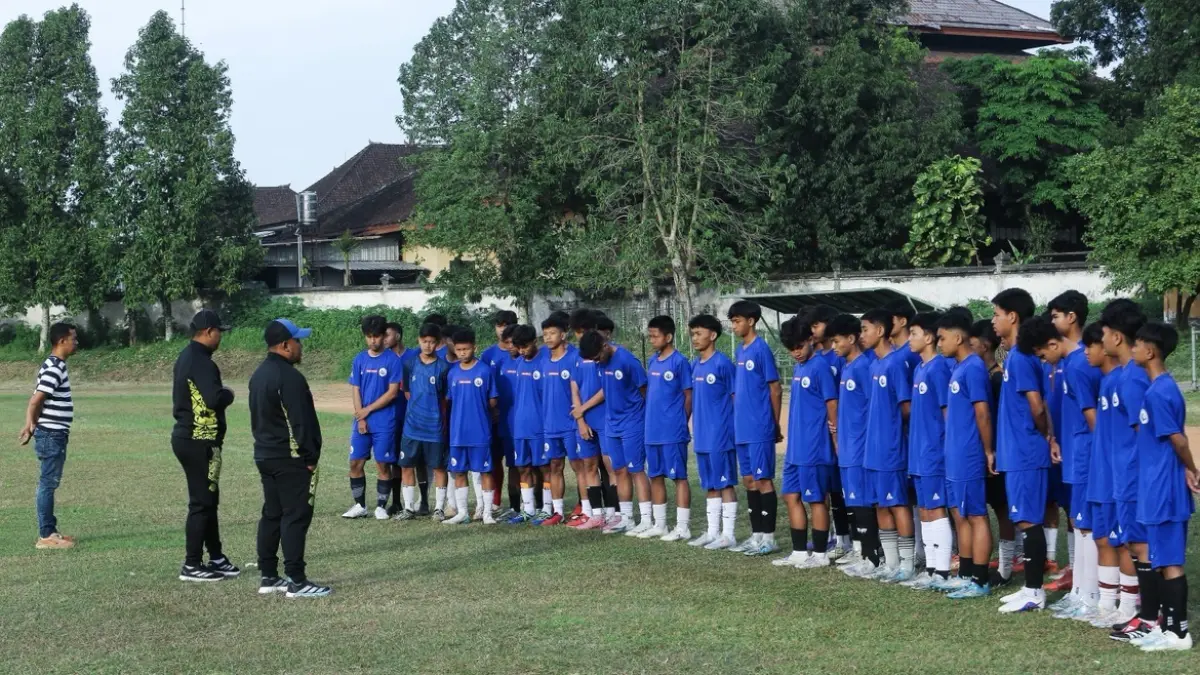 BERBAKAT: Akademi Arema FC menggelar seleksi pemain muda, di Lapangan Debes, Tabanan, Bali, Sabtu lalu (11/7).