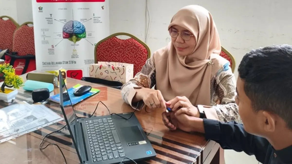 CANGGIH: Pendiri STIFIn Grounded Asriana Kibtiyah melayani salah satu anak dengan untuk mencari potensi bakat dan minat lewat tes sidik jari.