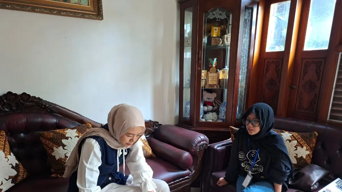 CEK DI RUMAH: Brand Manager STIFIn Batu Rizki Chandra Kharisma (kiri) memantau hasil tes yang dilakukan seorang mahasiswi beberapa waktu lalu.
