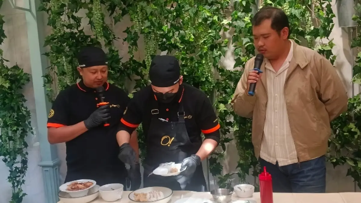 CEKATAN: Chef My Kopi O! Malang saat menyajikan masakan khasnya.
