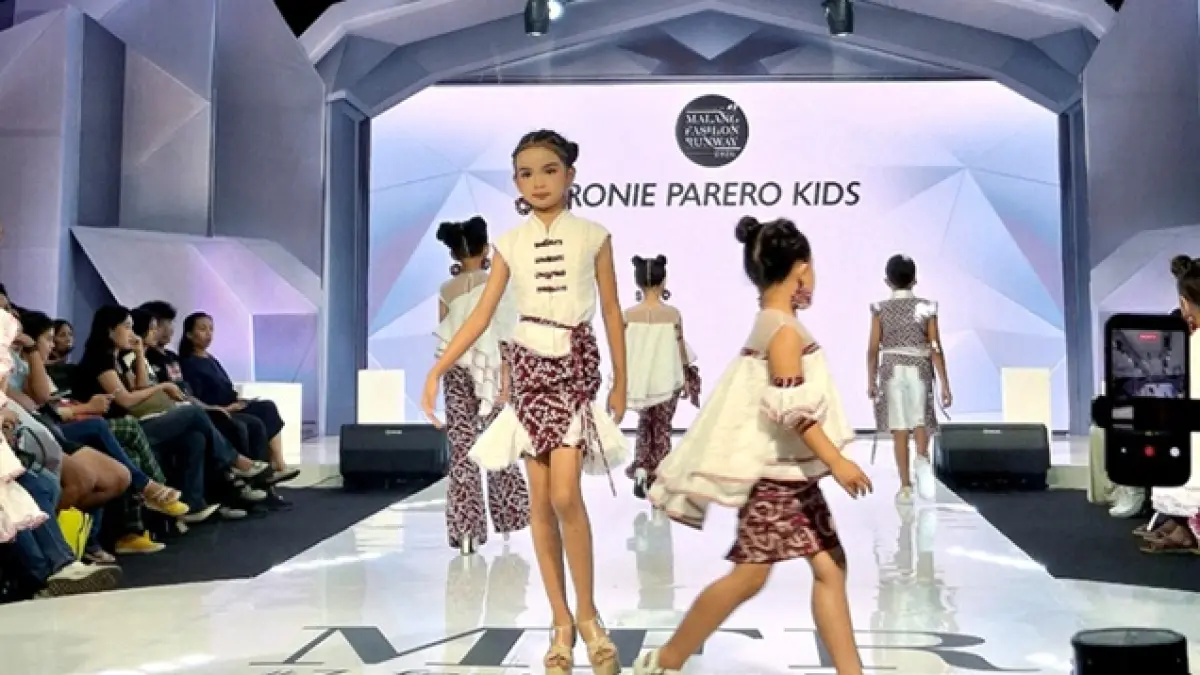 Foto bawah, desainer Ronie Parero dari brand Ronie Parero Kids tak ketinggalan menggandeng beberapa model anak untuk menampilkan koleksi-koleksinya. (Nabila Amelia/Radar Malang)