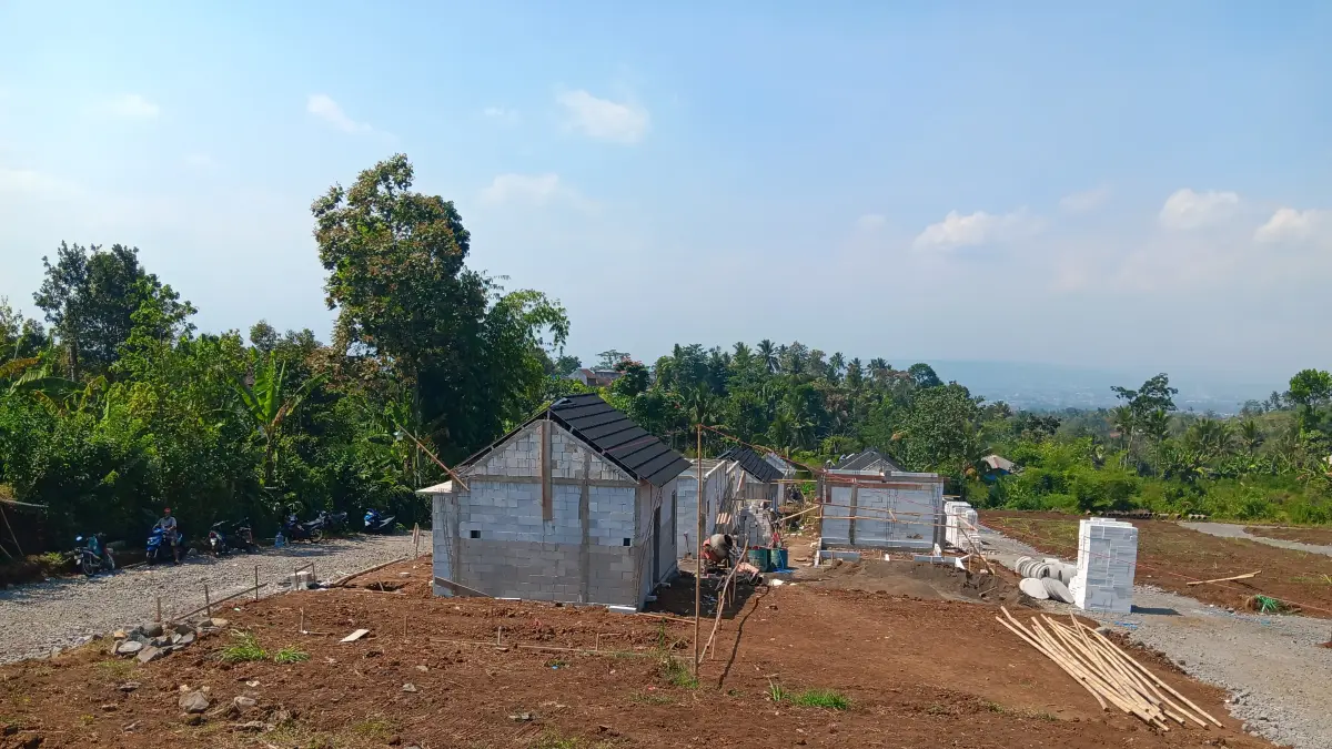 HUNIAN TERJANGKAU: Pembangunan perumahan subsidi di Desa Sukodadi, Kecamatan Wagir terus dikebut kemarin. (Indah Mei Yunita/Radar Malang)