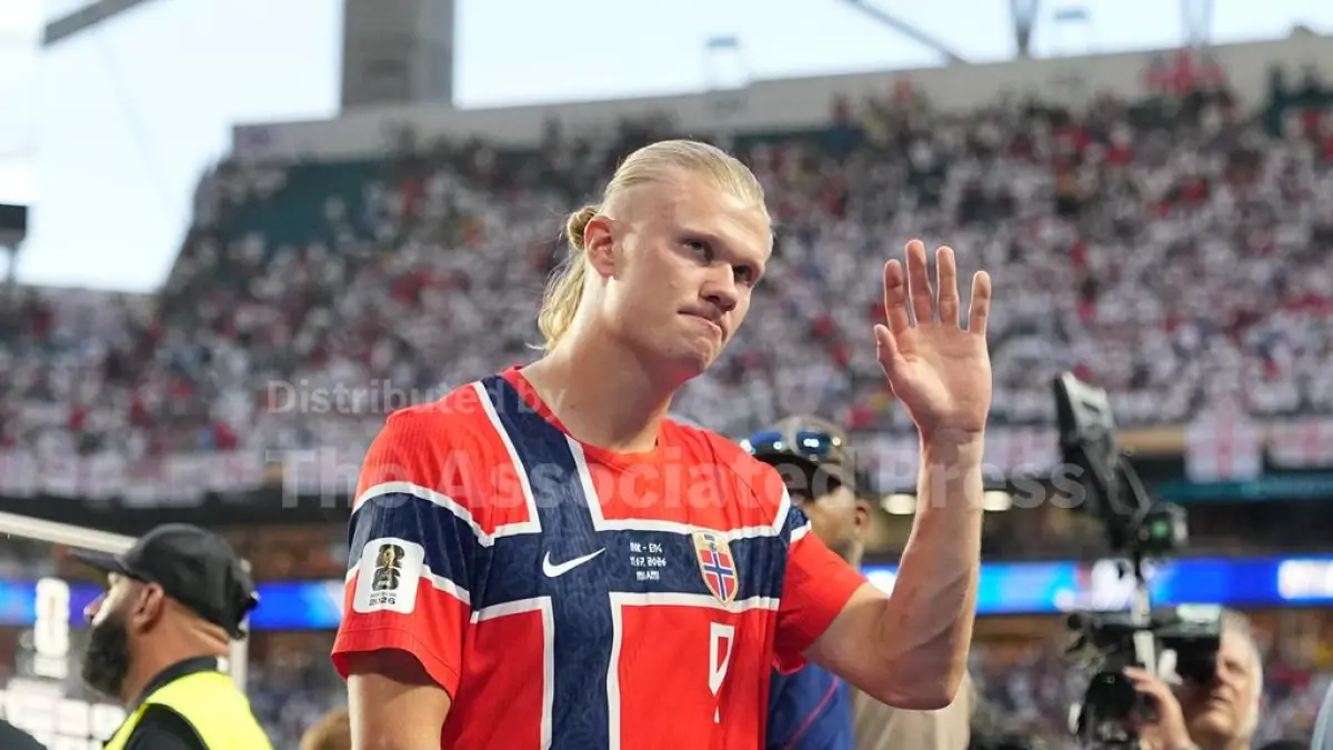 KECEWA: Erling Haaland Melambaikan Tangan ke Suporter Norwegia usai Kalah dari Inggris di Perempat Final Piala Dunia 2026 (Sumber: AP).