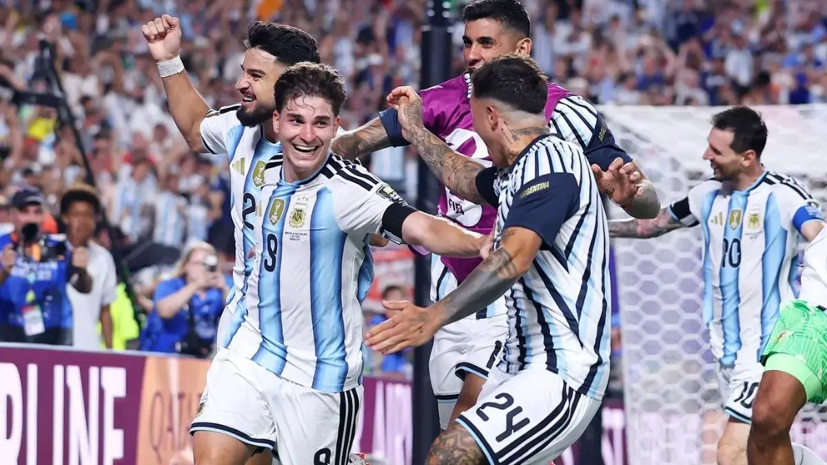 Lionel Messi (10) memimpin Argentina mengalahkan Swiss 3-1 lewat babak perpanjangan waktu untuk memastikan tiket semifinal Piala Dunia 2026. (Instagram/@afaseleccion)
