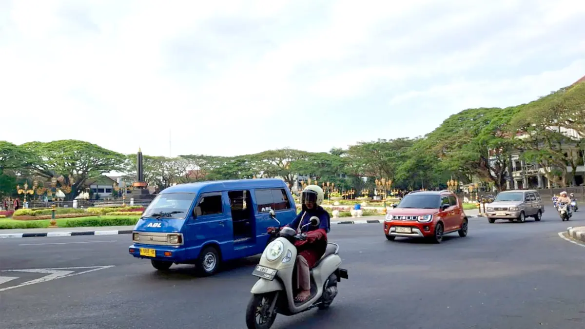 MATANGKAN TEKNISNYA: Salah satu angkot melintas di Alun-Alun Tugu, kemarin. Jalur itu masuk dalam salah satu rute angkot pelajar. (Nabila Amelia/Radar Malang)