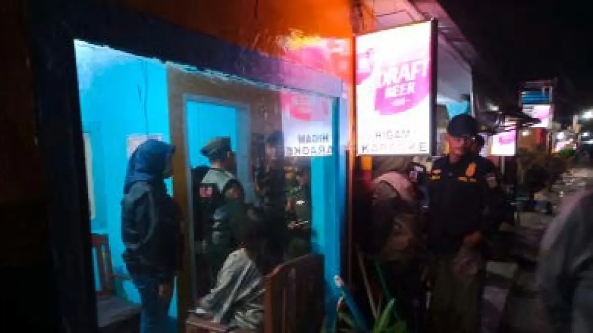 PATROLI: Personel Satpol PP Kabupaten Malang meminta keterangan beberapa pengunjung karaoke.