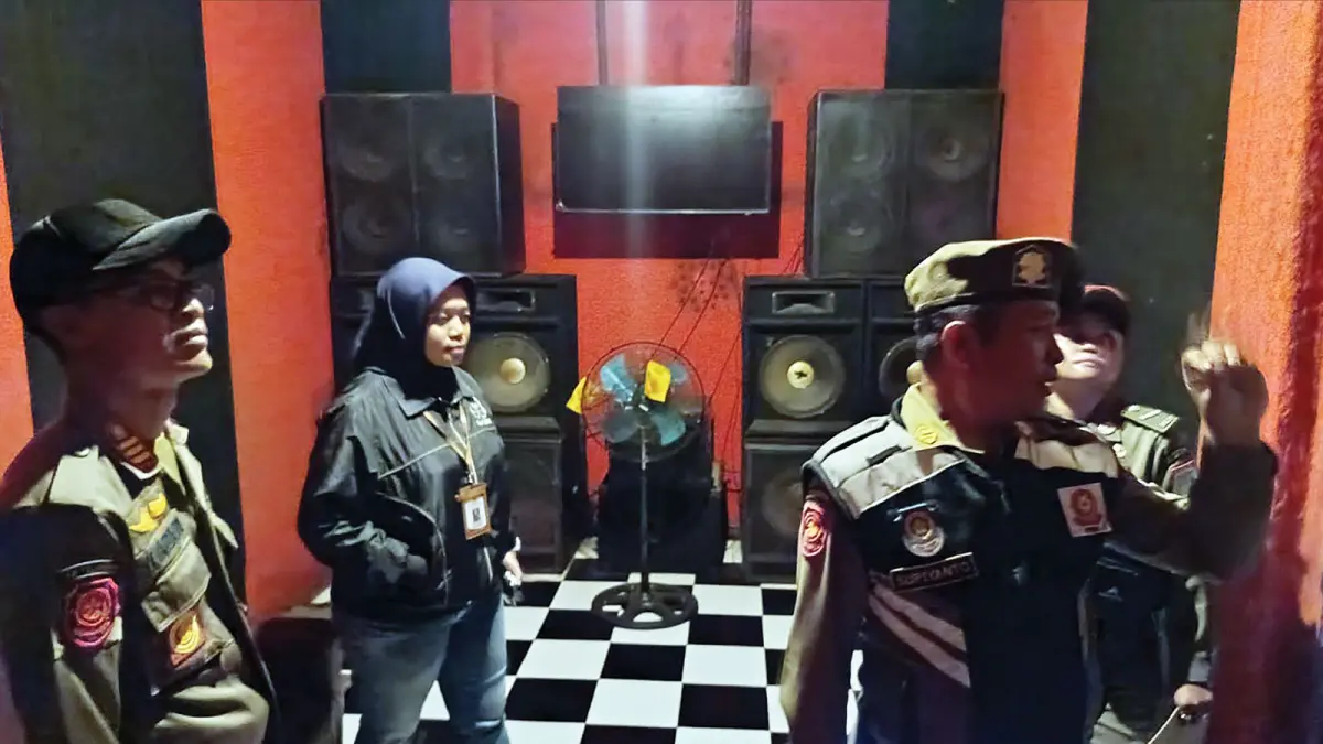 PENERTIBAN: Personel Satpol PP Kabupaten Malang memeriksa ruang salah satu tempat hiburan malam di Sumberpucung beberapa waktu lalu.