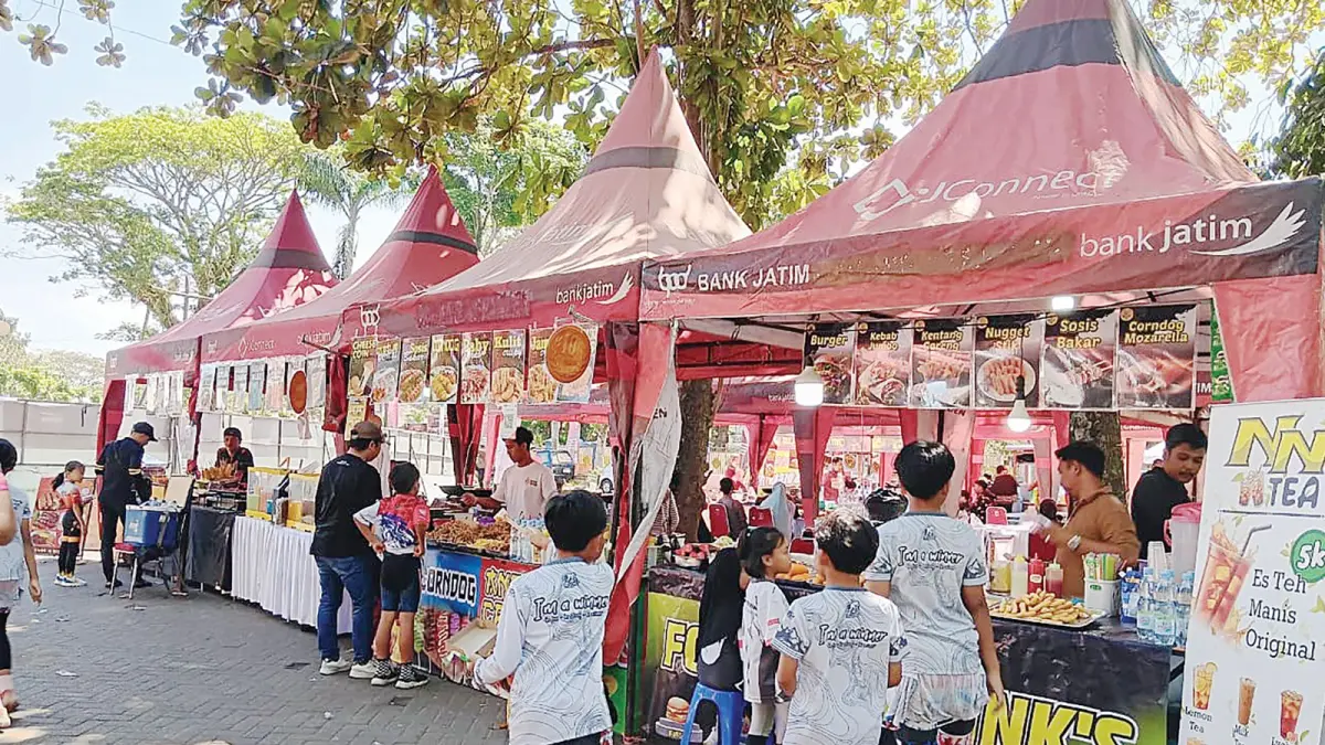 PENJUALAN MENINGKAT: Stan pelaku UMKM berderet di kompleks Stadion Kanjuruhan kemarin. Omzet penjualannya diperkirakan akan ramai selama event berlangsung, 10-12 Juli 2026.