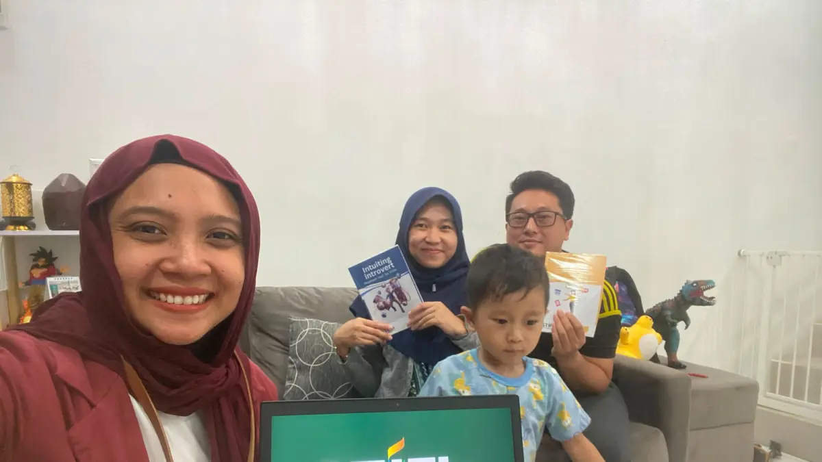 PENUH PENDAMPINGAN: Promotor STIFIn Hebat Abir Chasawah (kiri) bersama orang tua yang sedang mengakses tes STIFIn untuk anaknya.