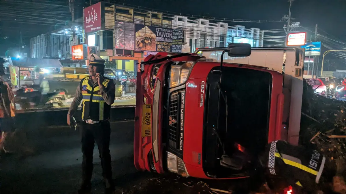 RINTANGI JALAN: Polisi mengamankan lokasi kecelakaan di Desa Bedali, Kecamatan Lawang, (11/7).