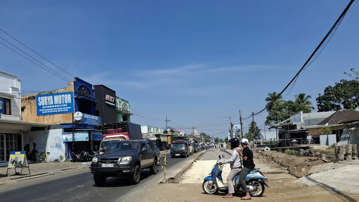 Salah satu petak Jalan Gondanglegi-Bantur-Balekambang di Jalan Dr Wahidin, Desa Gondanglegi Kulon, Kecamatan Gondanglegi yang masih dalam pekerjaan kemarin (12/7). (Biyan Mudzaky Hanindito/Radar Malang)