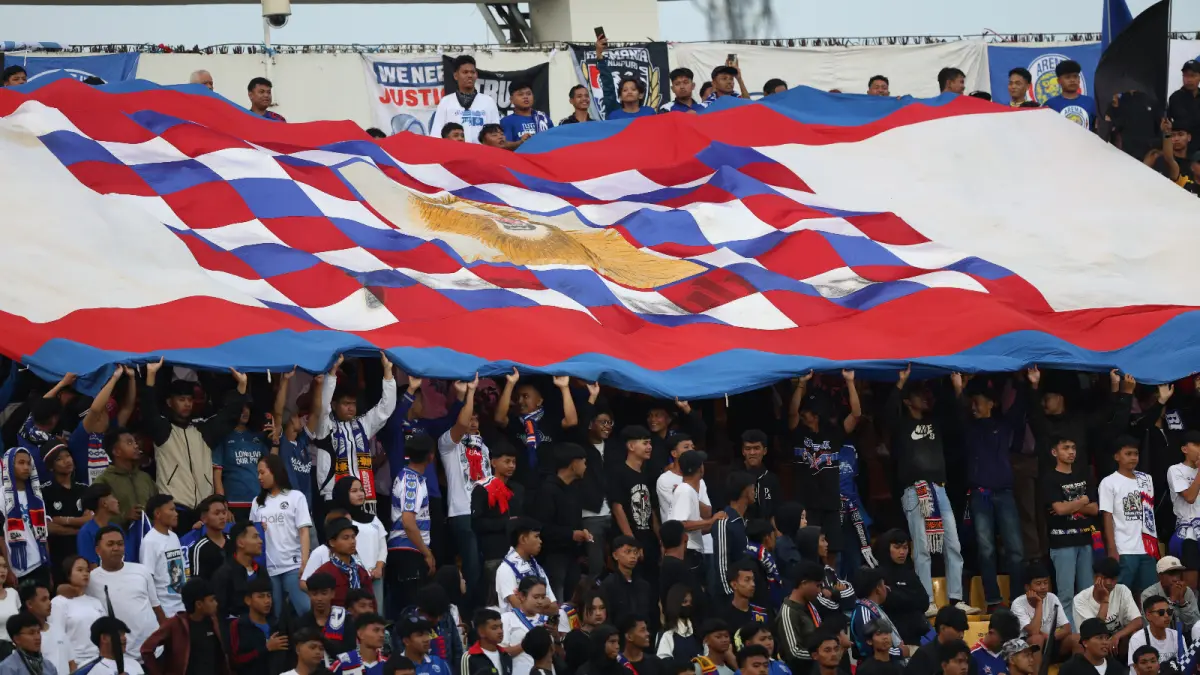 SAMBUT POSITIF: Aremania memberikan dukungan kepada Julian Guevara dan kawan-kawan dalam laga BRI Super League musim 2025/2026 di Stadion Kanjuruhan.
