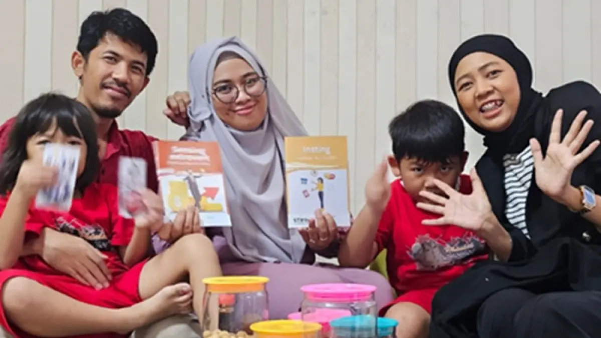 SENANG: Salah satu orang tua foto bersama promotor STIFIn Batu setelah menjalani tes untuk mengecek bakat dan minat pada anak beberapa waktu lalu.