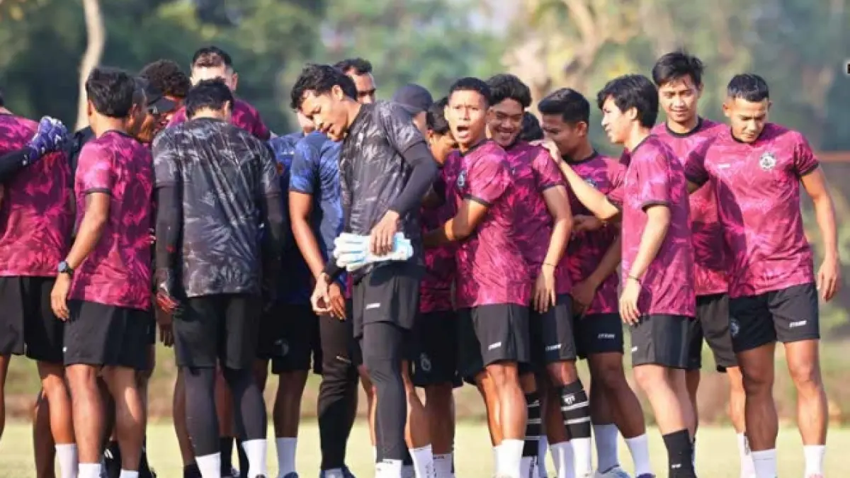 SIAP BERLAGA: Pemain Arema FC berdoa bersama sebelum memulai persiapan latihan di Dreams Football Pitch, Lawang. Foto: Darmono / Radar Malang