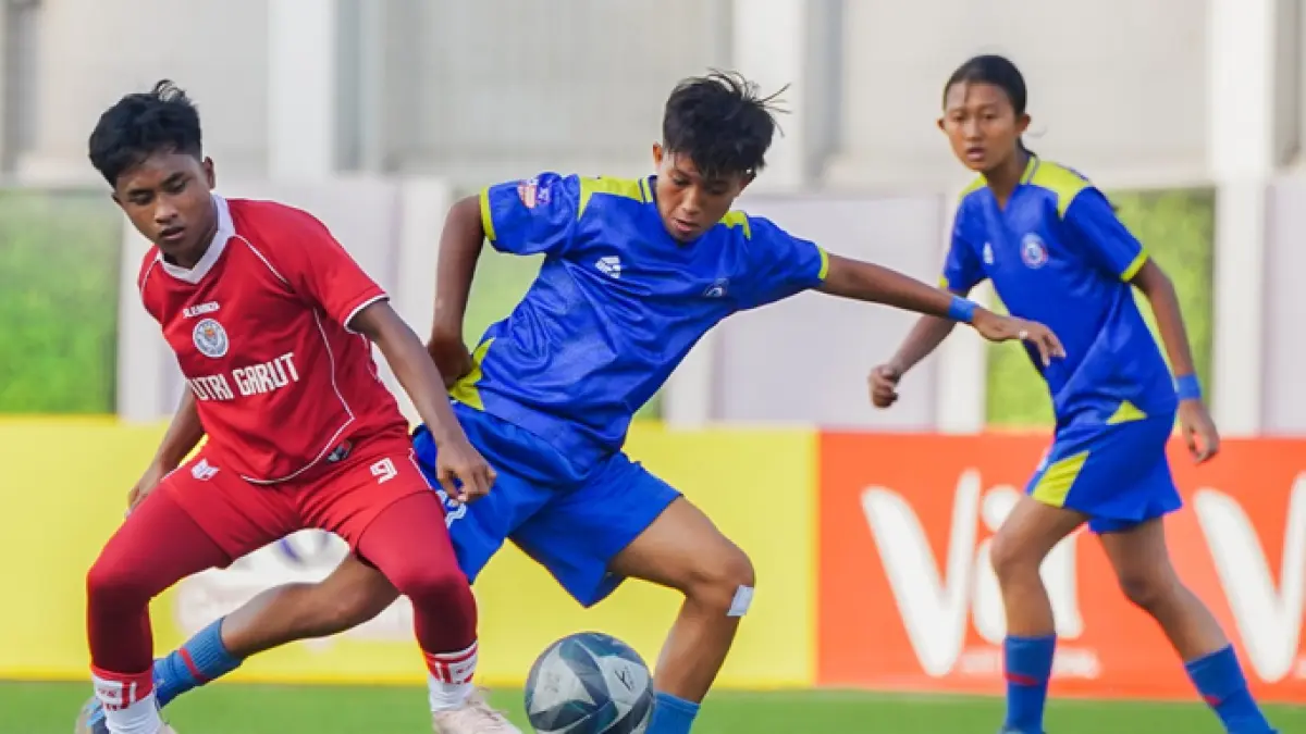 TAK MENYERAH: Pemain Arema FC Women U-18 berebut bola dengan penggawa Putri Garut dalam laga Hydroplus Soccer League All-Stars di Supersoccer Arena, Kudus, Sabtu lalu (11/7).