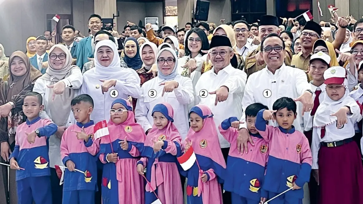 TEKANKAN BUDAYA ASRI: 1) Menko PMK Pratikno, 2) Mendikdasmen Abdul Mu’ti, 3) Menteri PPPA Arifatul Choiri Fauzi, dan 4) Gubernur Jatim Khofifah Indar Parawansa meresmikan pembukaan MPLS di Gedung BBPPM BOE Malang, kemarin (13/7). (Nahdiatul Affandiah/Radar Malang)