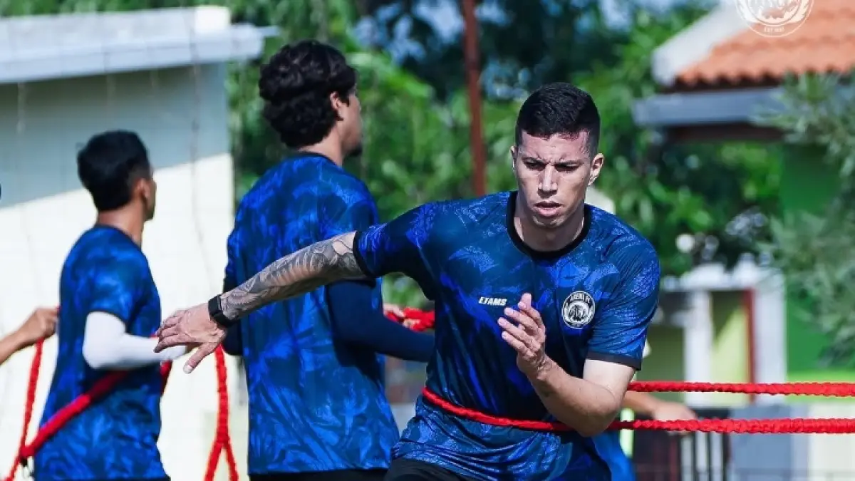 ANDALAN: Diego Landis mengikuti sesi latihan di Dreams Football Pitch, Pakis, Sabtu lalu (11/7). MO Arema FC for Radar Malang