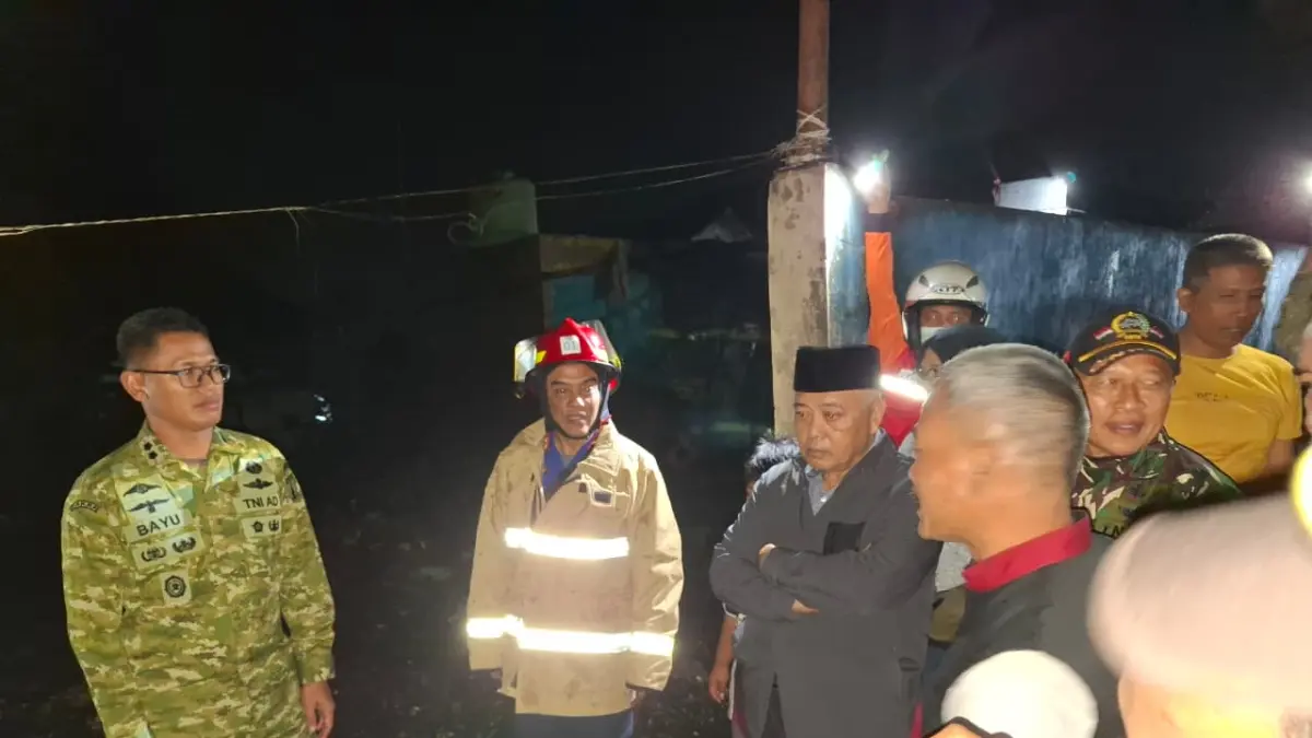 Bupati H M. Sanusi mengunjungi Pasar Turen Bawah setelah berhasil dipadamkan, Senin (13/7). (Biyan Mudzaky Hanindito/Radar Malang)