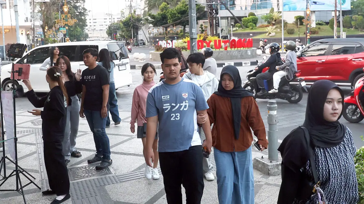 DESTINASI FAVORIT: Wisatawan berjalan santai sambil menikmati keindahan Kajoetangan Heritage kemarin (12/7).