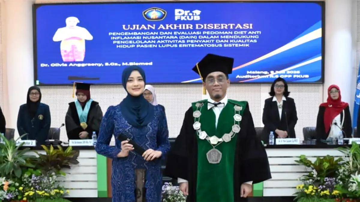 Dosen Departemen Gizi Universitas Brawijaya (UB) Olivia Anggraeny setelah menjalani ujian akhir disertasi. (Istimewa)