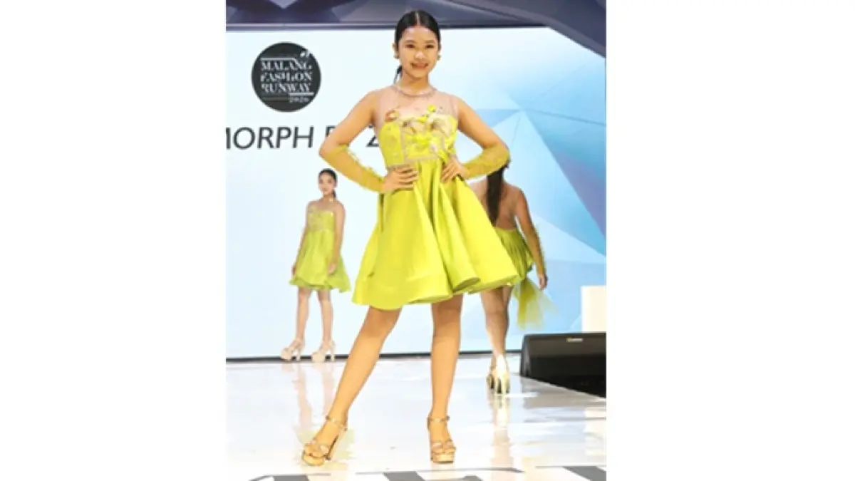 FASHION SHOW: Seorang model memeragakan gaun hasil karya desainer Metamorph by Zack kemarin (12/7). Ada 436 model unjuk gigi di ajang Malang Fashion Runaway.