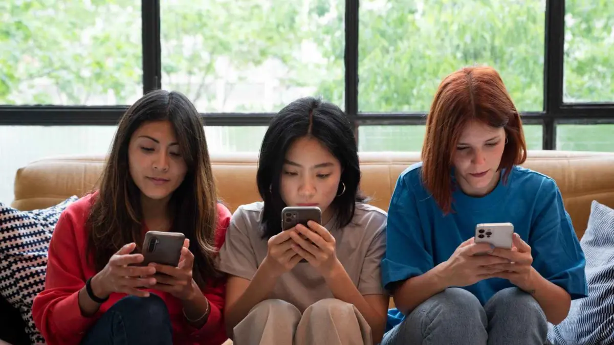 ILUSTRASI Fenomena phubbing makin sering terjadi di kalangan Gen Z (sumber foto: magnific)