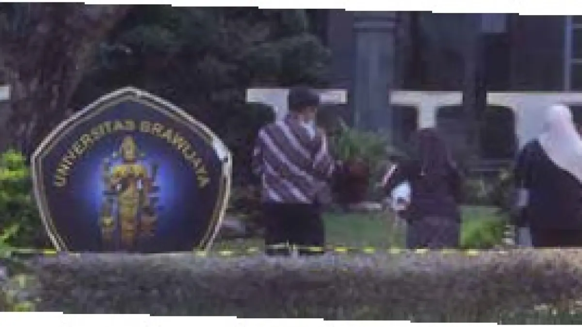 JADI PILIHAN MABA: Sejumlah mahasiswa berfoto di logo Universitas Brawijaya. ada 5.199 camaba yang melakukan daftar ulang.
