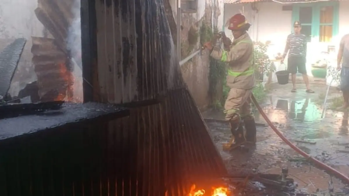 KERJA KERAS: Petugas Damkar Satpol PP Kabupaten Malang saat berupaya memadamkan api. Foto: Damkar Satpol PP Kabupaten Malang