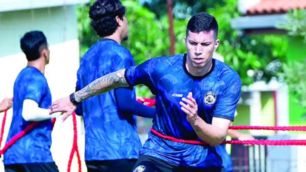 MULTIPOSISI: Center back anyar Arema FC Diego Landis mengikuti sesi latihan tim di Dreams Football Pitch, Pakis, kemarin. 