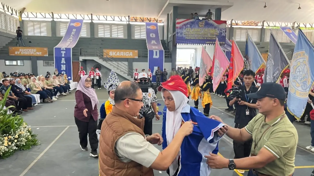 PERCAYA: Kepala Dinas Pendidikan Provinsi Jawa Timur Dr Aries Agung Paewai S STP saat melakukan pengukuhan murid SMK PGRI 3 Malang.&nbsp;