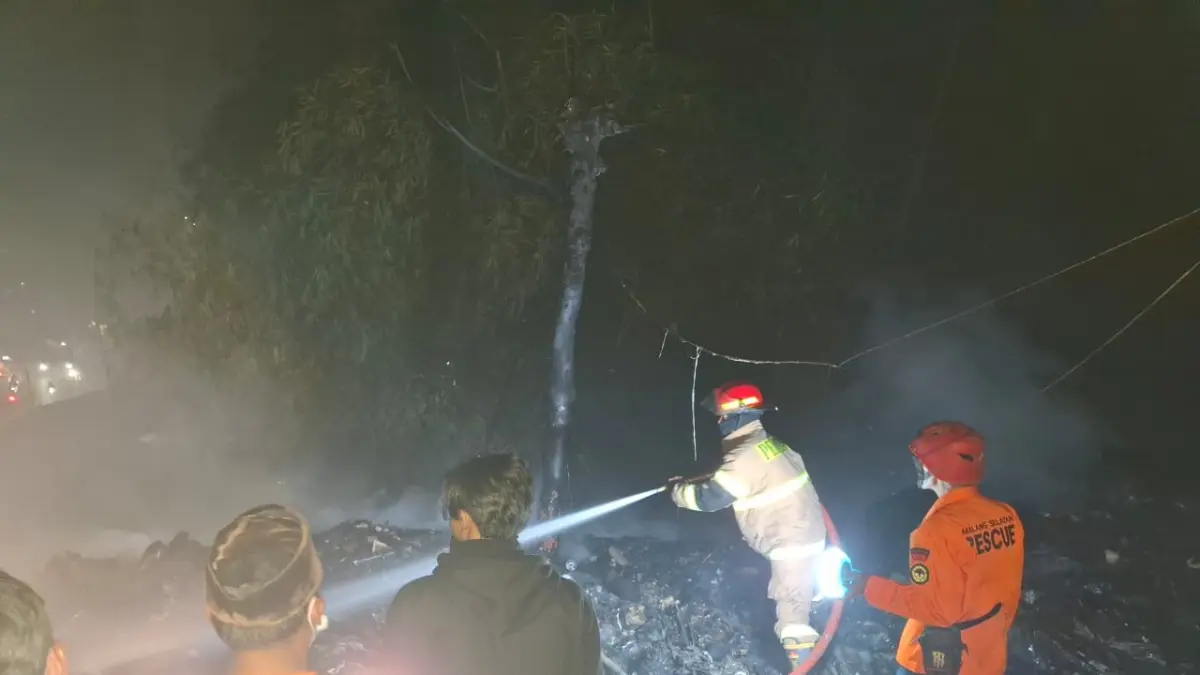 Petugas Damkar Kabupaten Malang memadamkan api yang menghanguskan Pasar Turen Bawah, Kecamatan Turen, Kabupaten Malang, Senin petang (13/7). (Biyan Mudzaky Handito/Radar Malang)