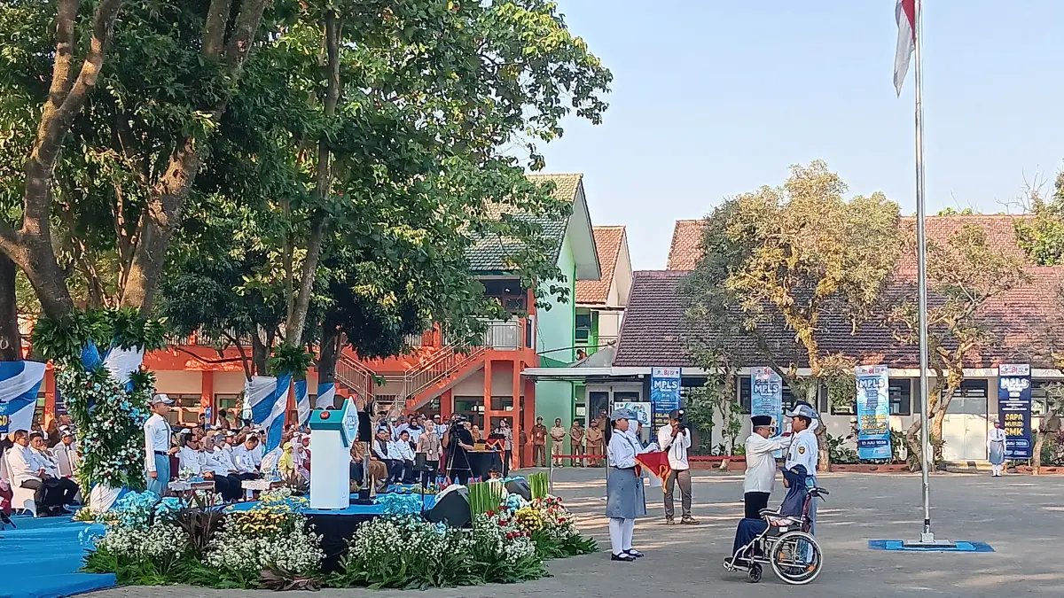 SEMANGAT BARU: Upacara hari pertama masuk sekolah. Foto: Indah Mei Yunita