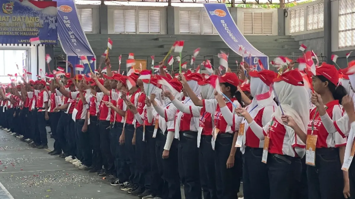 SEMANGAT: Peserta Kegiatan Cinta Sekolah (KCS) Angkatan 39 di Lapangan Upacara Pangkalan TNI Angkatan Laut (Lanal) Malang, Kamis lalu (9/7).&nbsp;