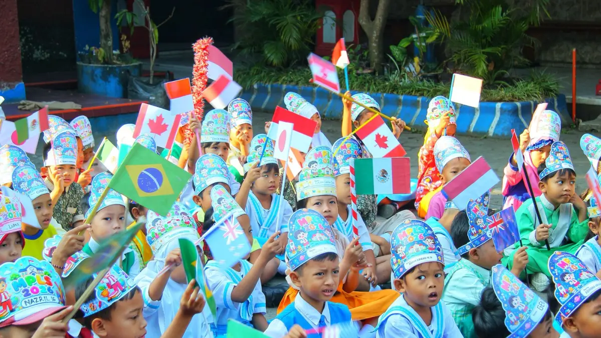 Siswa-siswi membawa bendera beberapa negara