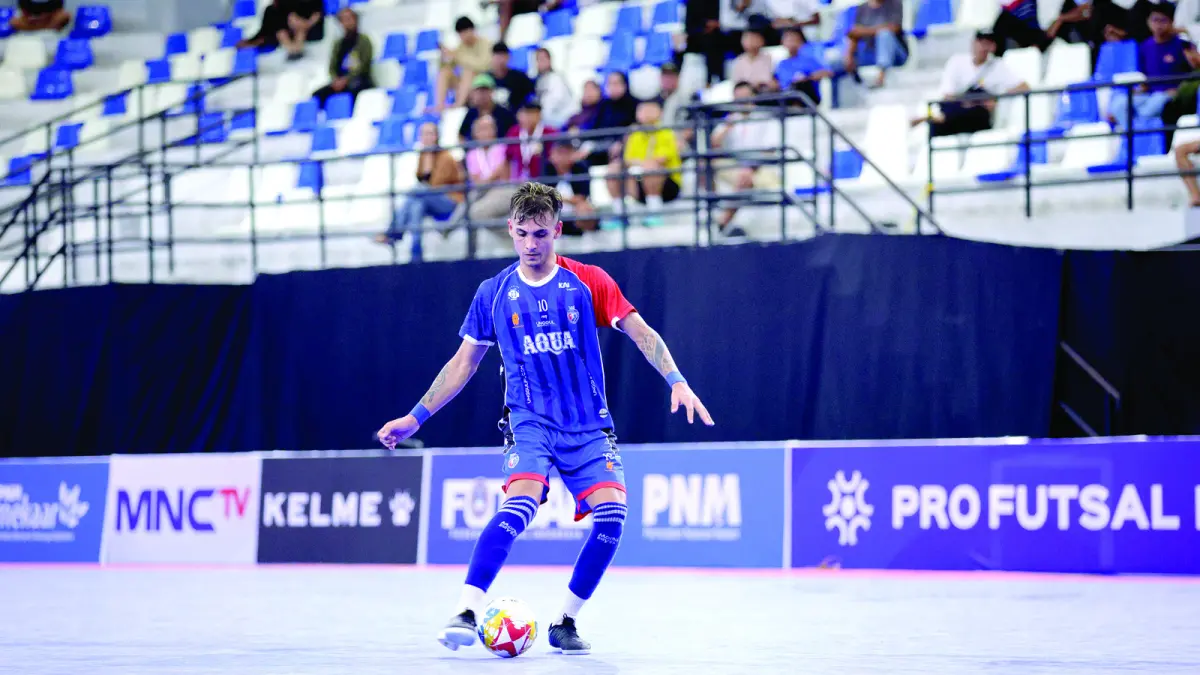 TAK MENYERAH: Andres Josue Teran berlaga dalam pertandingan Unggul FC Malang melawan Bintang Timur Surabaya dalam laga PFL musim 2025/2026 lalu