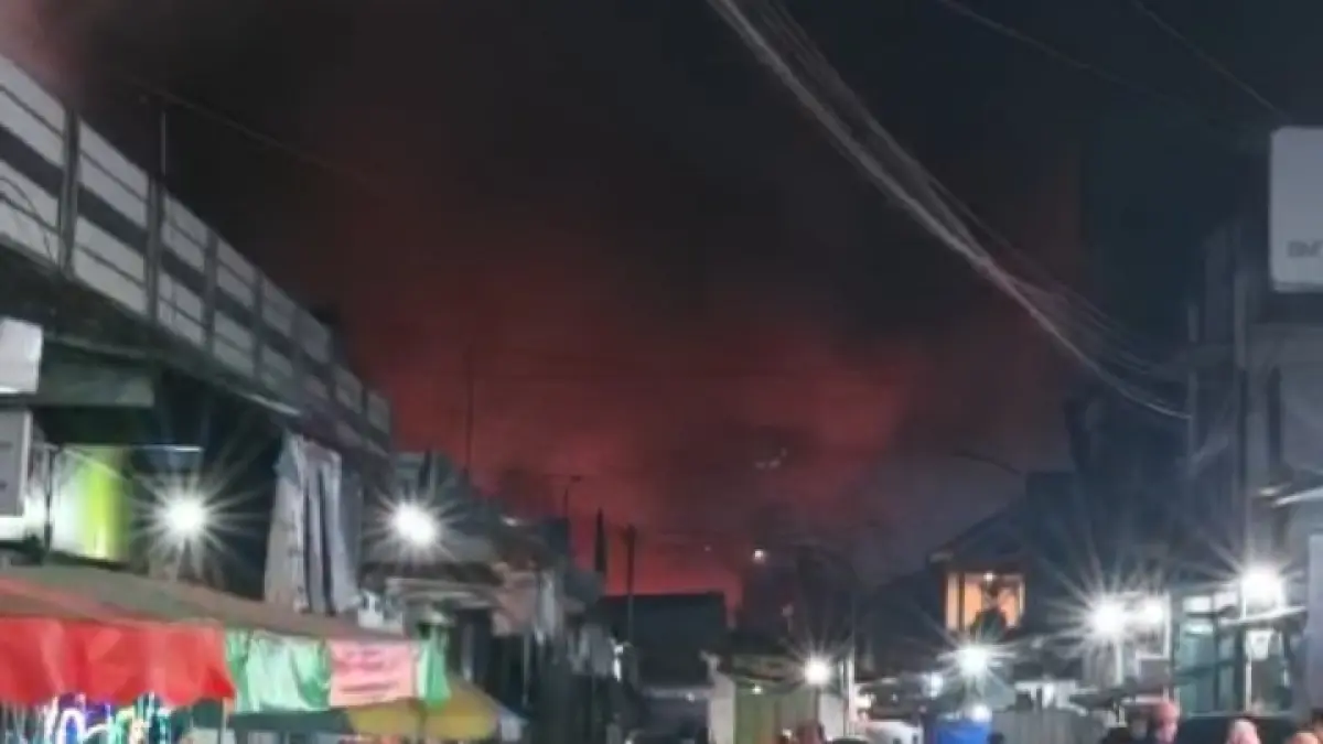 Tangkapan layar kebakaran Pasar Turen Bawah, Senin (13/7). (Kiriman Warga)