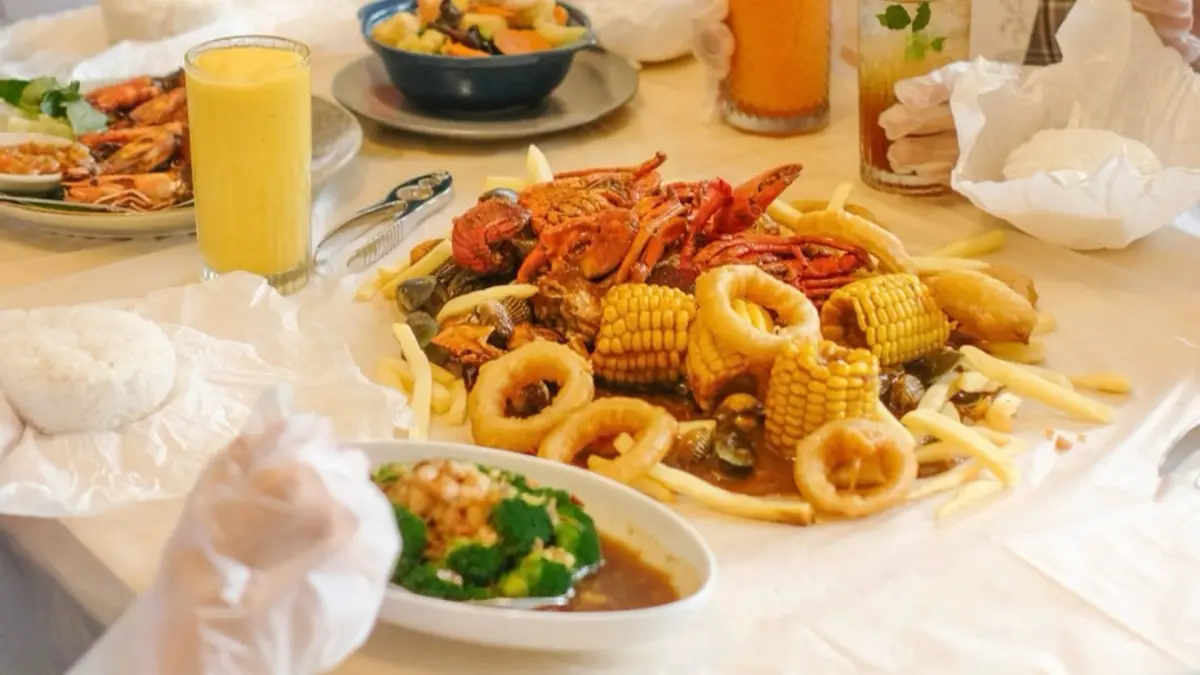 Uniccrab menghadirkan berbagai paket seafood sharing yang cocok dinikmati bersama teman dan keluarga (Instagram @uniccrab)