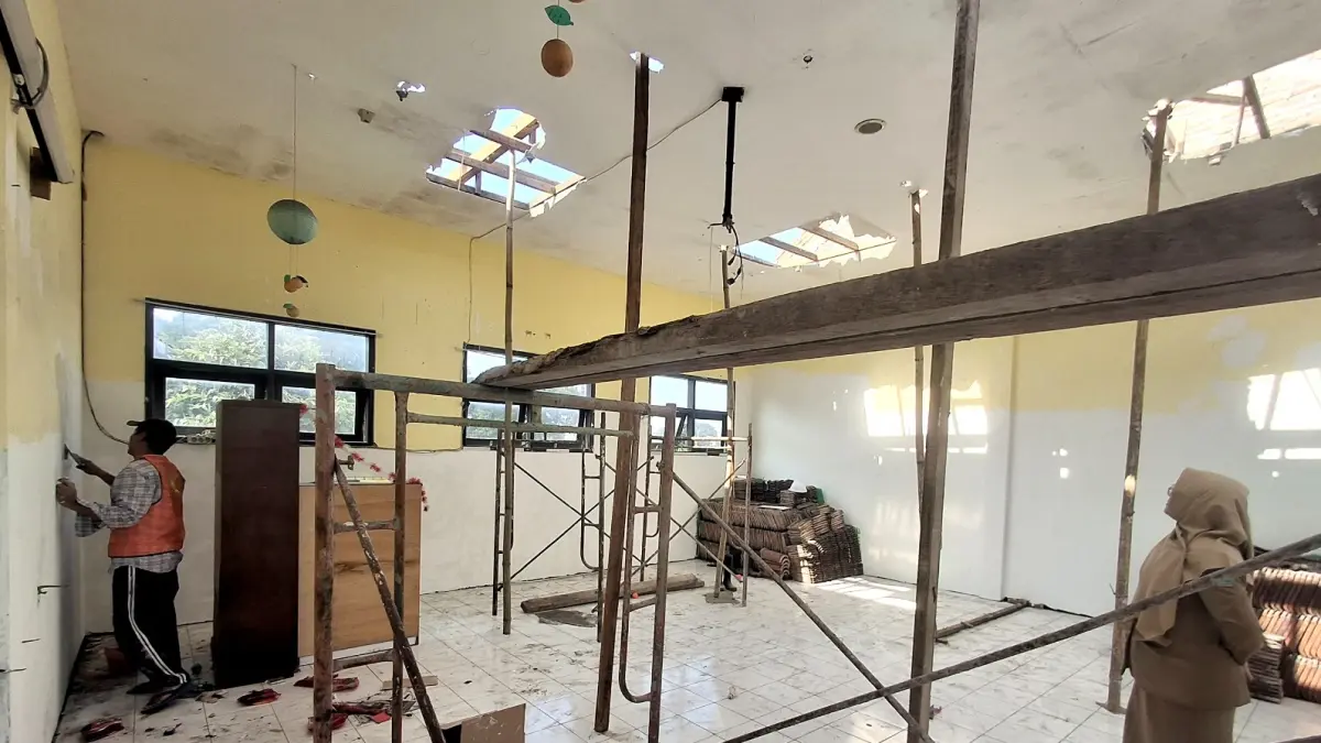 BERPROGRES: Salah satu ruang kelas di SDN Purwantoro 4 Kota Malang mendapat jatah perbaikan dari APBD 2026. (Nabila Amelia/Radar Malang)