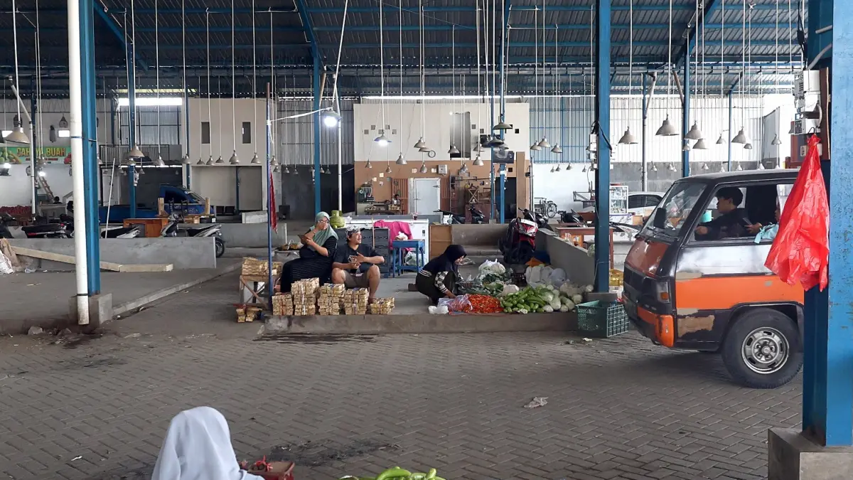 DARI DANA SWADAYA: Tempat relokasi Pasar Gadang sudah ditempati sejumlah pedagang. Ukurannya tiap lapak bervariasi. (Darmono/Radar Malang)
