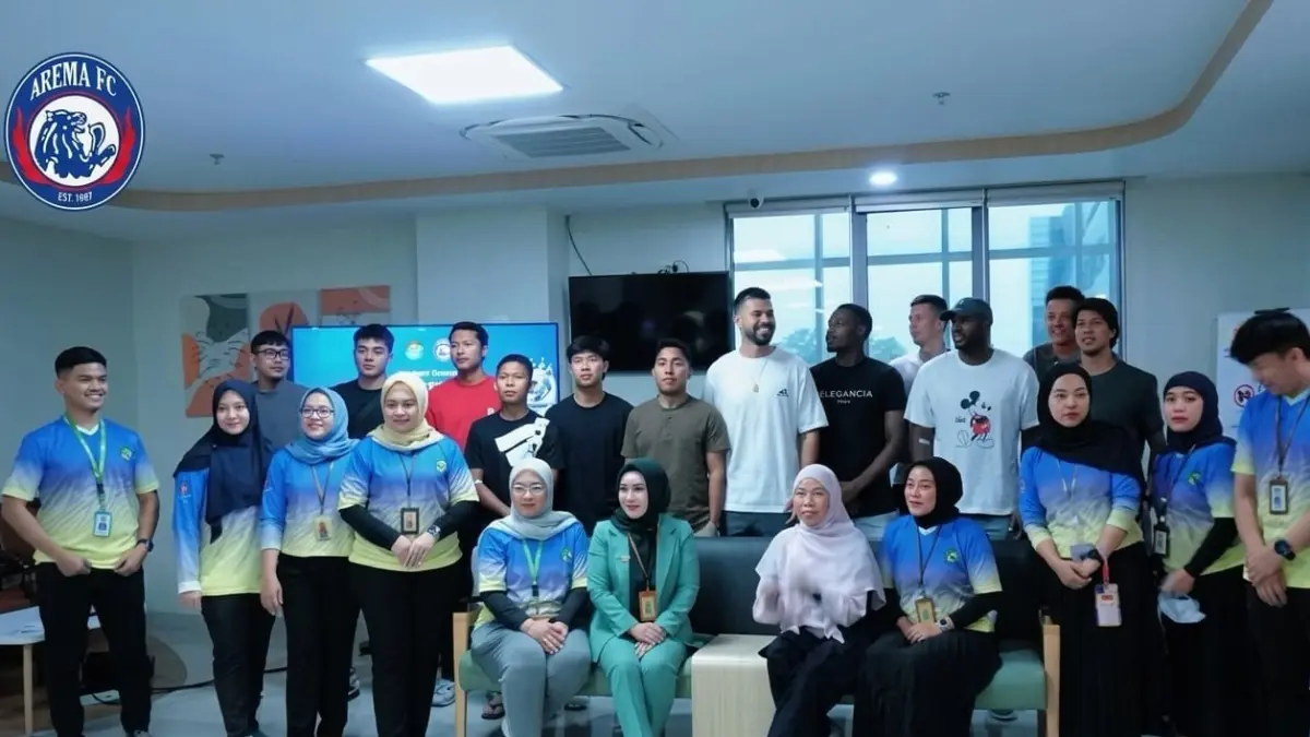 Foto Tim Arema FC bersama Tim Kesehatan RS Hermina Tangkubanprahu Kota Malang. (Sumber: Instagram).
