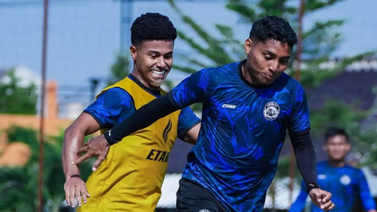 GAYA BARU: Winger Arema FC Gabriel Silva melakukan pressing kepada Salim Tuharea dalam sesi latihan di Dreams Football Pitch, Lawang, beberapa waktu lalu.