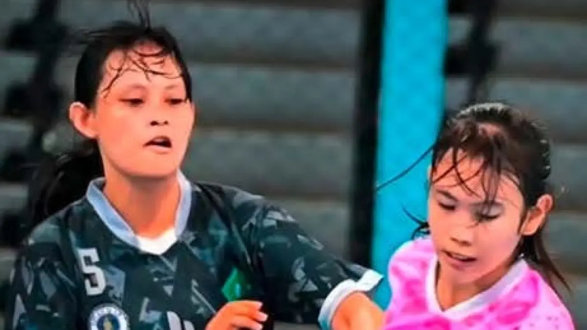 HARUS BERADAPTASI: Pemain Tim FutsalVPutri Kota Malang (kanan) berebut bola dengan penggawa Tim UNESA dalam laga turnamen mini beberapa waktu lalu.